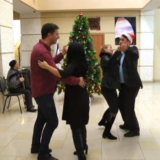 Дедушка Атабек сделал новогодний музыкальный подарок журналистам
