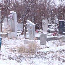 На шымкентских кладбищах исчезают памятники из черного мрамора