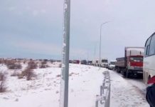 На трассе Шымкент-Тараз образовался транспортный коллапс