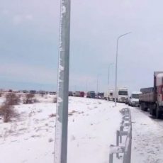На трассе Шымкент-Тараз образовался транспортный коллапс