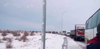 На трассе Шымкент-Тараз образовался транспортный коллапс