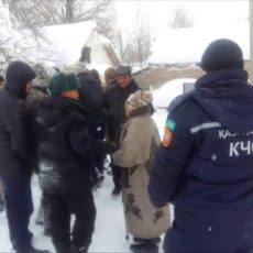 Спасателям в выходные пришлось вызволять людей из снежного плена