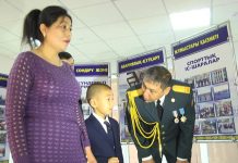 Награду погибшего спасателя передали его семье в Шымкенте