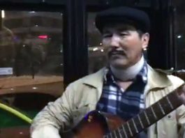 Песнями под гитару обрадовал гость из Шымкента пассажиров автобуса в Астане