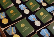 В ЮКО 2550 многодетным матерям вручены золотые и серебряные подвески