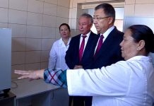 Аким ЮКО в Тюлькубасском районе вручил ключи новоселам и открыл медицинские пункты