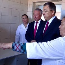 Аким ЮКО в Тюлькубасском районе вручил ключи новоселам и открыл медицинские пункты