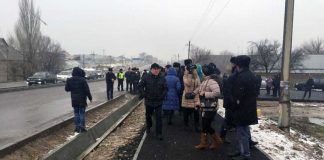 Жители «Тассая» вышли на «дорогу смерти» и добились встречи с руководством района Жители Тассая вышли на дорогу