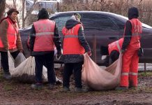 Жители одной из шымкентских многоэтажек пытаются переложить ответственность за чистоту двора на акимат
