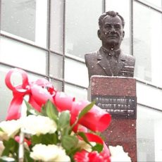В Шымкенте в день рождения Динмухамеда Кунаева горожане почтили его память