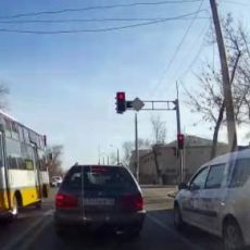 В Шымкенте проехавший на красный свет водитель автобуса лишен прав