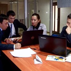 Эксперты по бизнесу консультируют торговцев прямо на рынках Шымкента
