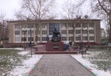 В Шымкенте обновили памятник Бауыржану Момышулы