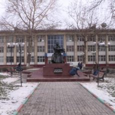 В Шымкенте обновили памятник Бауыржану Момышулы