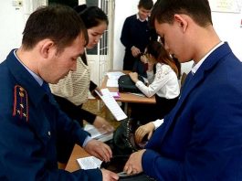 В школах Южного Казахстана ученики не пользуются смартфонами