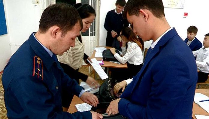 В школах Южного Казахстана ученики не пользуются смартфонами