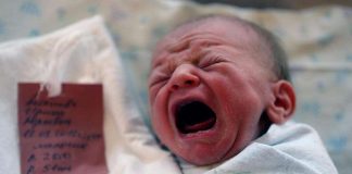 В Шымкенте врачи чудом спасли младенца после остановки сердца Младенец в роддоме