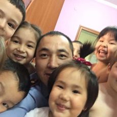 Не пугать детей полицейскими призвал начальник МПС Шымкента Данияр Мейрхан в детском саду