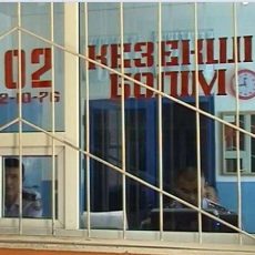 В ЮКО двое мужчин напали на полицейского и угнали его машину Полицейский участок в ЮКО