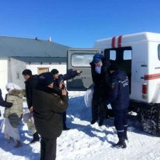 Жениха с невестой занесло снегом на перевале в ЮКО Жених с невестой застряли на перевале в ЮКО