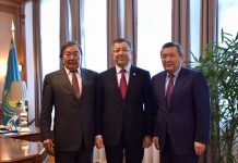 Олжас Сулейменов в Южно-Казастанской области Жансеит Туймебаев встретился с поэтом, общественным деятелем Олжасом Сулейменовым и ректором Казахского Национального аграрного университета, академиком Тлектесом Есполовым