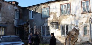 Шесть семей в аварийном доме отказываются переезжать Аварийный дом по улице Туркестан