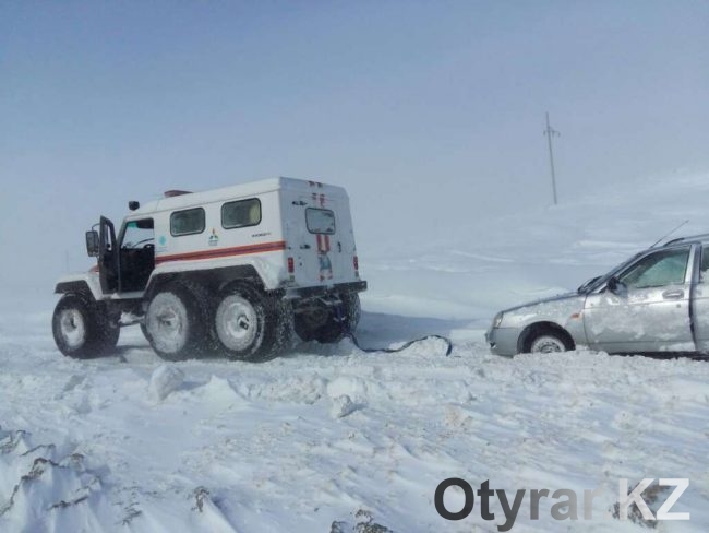 Спасатели вытаскивали машины из снежного плена