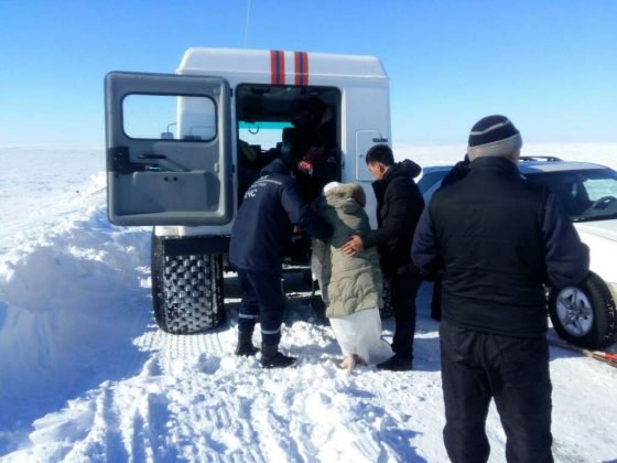 Жениха с невестой занесло снегом на перевале в ЮКО