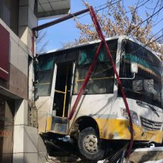 Автобус въхал в здание в Шымкенте