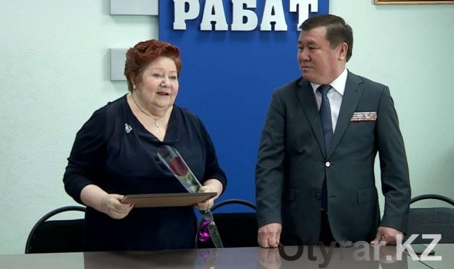 Шарипбай Утегенов поздравляет Валентину Куликову