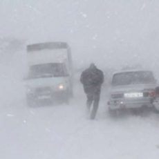 В ЮКО экстренно эвакуируют людей, застрявших на автотрассах