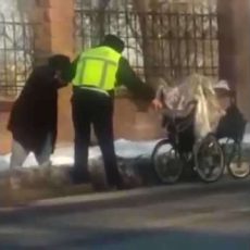 Полицейский Шымкента помог пожилому человеку в сложной ситуации Полицейский помог пожилому человеку в сложной ситуации