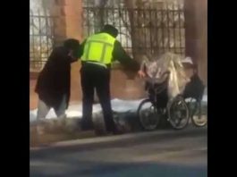 Полицейский помог пожилому человеку в сложной ситуации