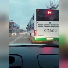 Водителя автобуса лишили прав за «байгу» на дороге в Шымкенте Водителя автобуса лишили прав за «байгу» на дороге в Шымкенте