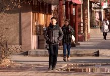 Два с лишним года жители Шымкента «боролись» с нечистотами из канализации Тротуар в Шымкенте