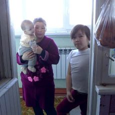 Новоселье отметили семьи, оставшиеся без крова после обрушения дома в Шымкенте Семьи без дома получили арендную квартиру