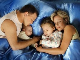 Мужчина, женщина и дети спят
