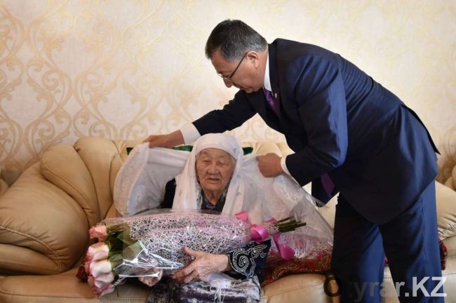 Аким ЮКО поздравил c 8 Марта 108-летнюю мать-героиню