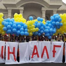 Тысячу шаров выпустили в небо Шымкента участники флешмоба Тысячу шаров выпустили в небо участники флешмоба