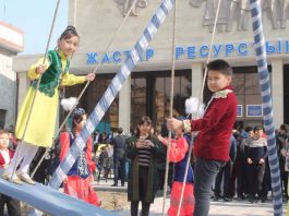 В Наурыз молодежь ЮКО устроила соревнования по национальным играм