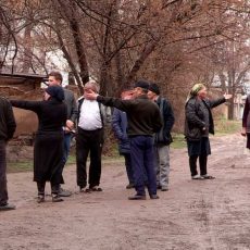 Жители ленгерских трущоб требуют внимания властей Жители улицы Комсомольская требуют ремонта дороги