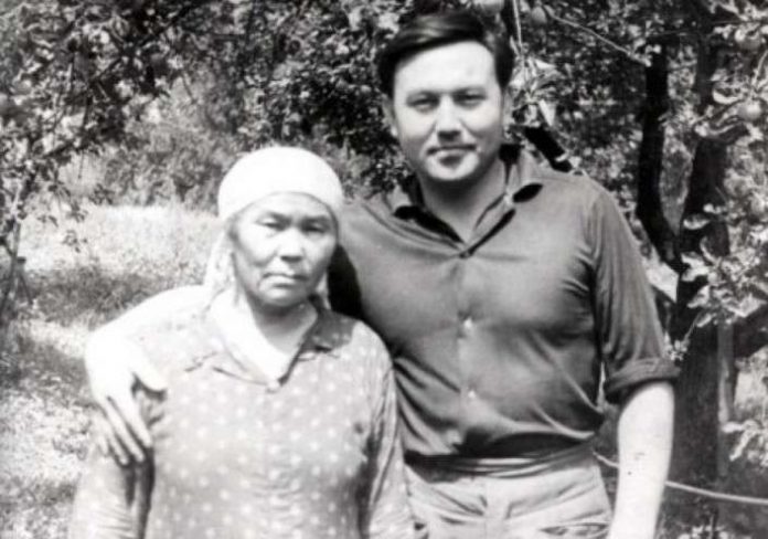 Нурсултан Назарбаев с мамой