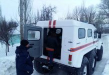 Спасатели оказывают помощь жителям занесенных снегом поселков в ЮКО Спасатели забирают больных в Байдибеке