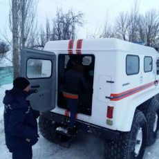 Спасатели оказывают помощь жителям занесенных снегом поселков в ЮКО Спасатели забирают больных в Байдибеке