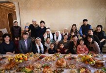 Аким ЮКО c 8 Марта поздравил 108-летнюю мать-героиню Аким ЮКО поздравил c 8 Марта 108-летнюю мать-героиню