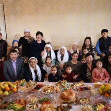Аким ЮКО c 8 Марта поздравил 108-летнюю мать-героиню Аким ЮКО поздравил c 8 Марта 108-летнюю мать-героиню