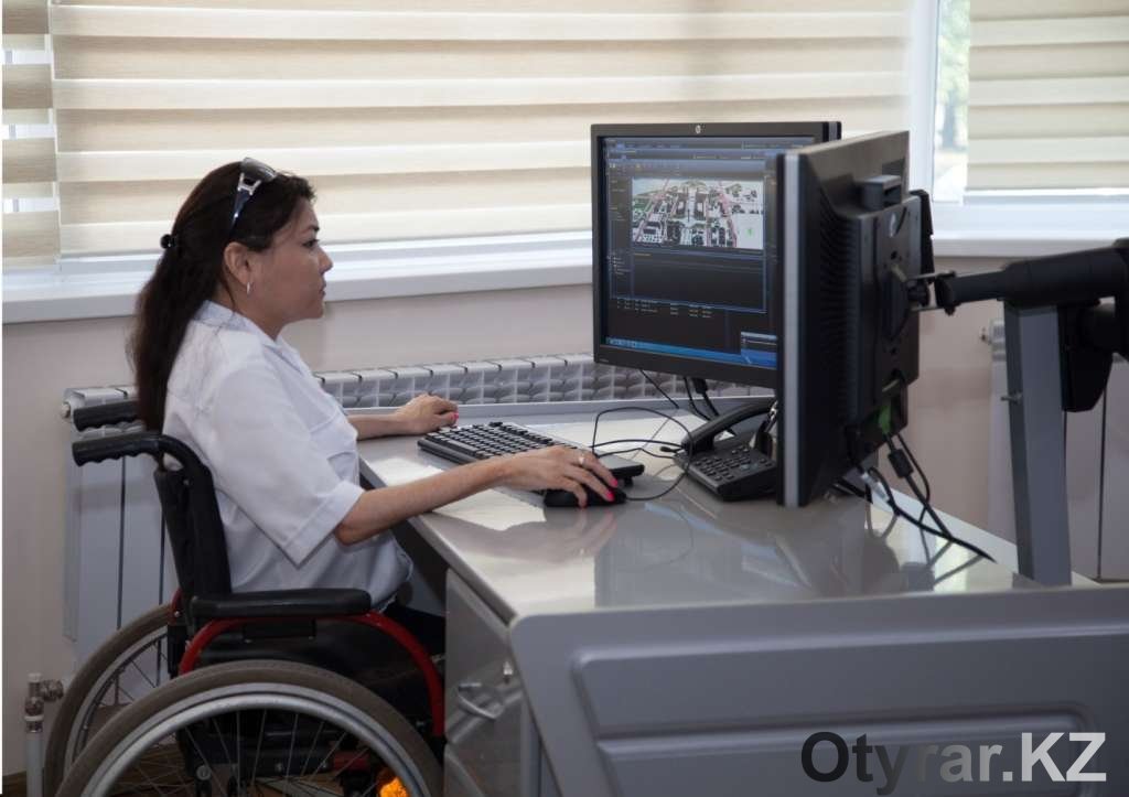 Работа инвалиду рабочая группа. Рабочие места для инвалидов. Профессиональная реабилитация инвалидов. Рабочее место для людей с ограниченными возможностями. Рабочие компьютерные места для инвалидов.