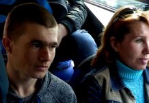 Песенный флешмоб в автобусе устроили шымкентские студенты Пассажиры в автобусе