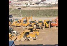 Тракторная стоянка под окнами многоэтажки в Шымкенте