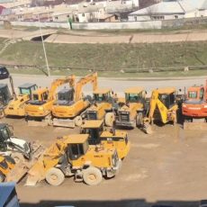 Тракторная стоянка под окнами многоэтажки в Шымкенте
